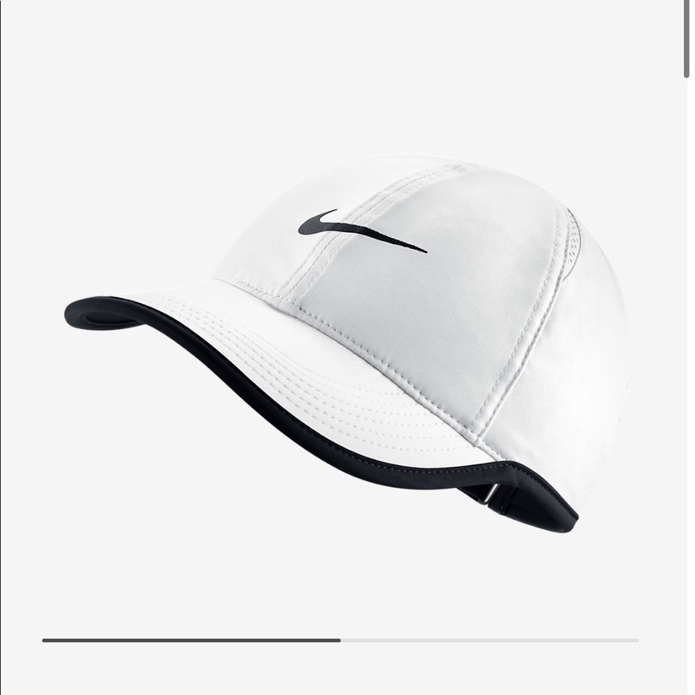Nike Women’s Sportwear AeroBill Featherlight Hat